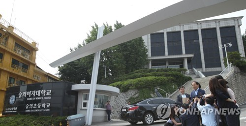 학교폭력 가해자로 지목된 대기업 총수 손자와 연예인 아들을 봐줬다는 의혹이 제기된 서울 숭의초등학교에 대해 교육 당국이 현장조사에 착수한 19일 오전 신인수 초등교육지원과장이 취재진과 인터뷰하고 있다./사진=연합뉴스
