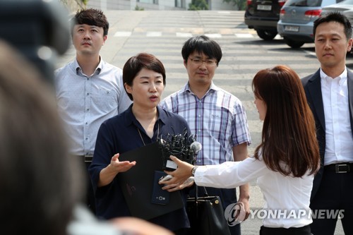 서울시 교육청 관계자들이 21일 오후 감사 준비작업을 위해 서울 중구 숭의초등학교로 들어가다 취재진의 질문에 답하고 있다/사진=연합뉴스