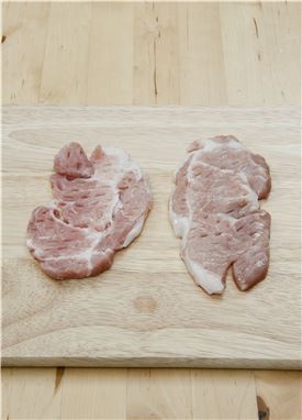1. 돼지고기는 칼등이나 고기용 망치로 두드려 얇게 손질한다.  