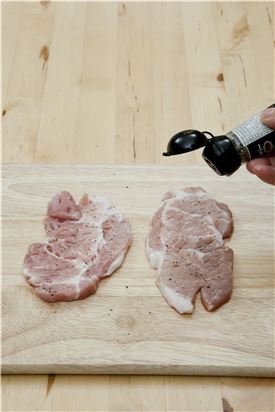 2. 손질한 돼지고기에 소금과 후춧가루를 뿌려 밑간한다.