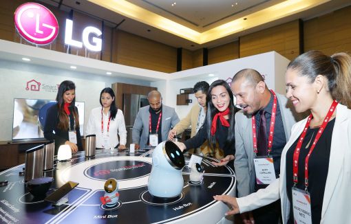 LG전자가 21일(현지시간) 도미니카공화국에서 개최한 'LG 이노페스트'에서 중남미 거래선 관계자들이 가정용 허브로봇을 둘러보고 있다.