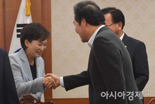 [포토]악수하는 이낙연 국무총리-김현미 국토부 장관
