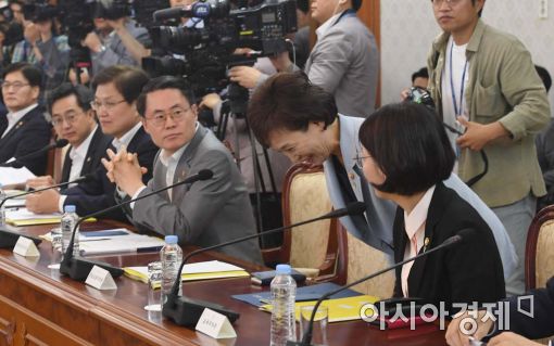 [포토]김현미 국토교통부 장관, '잘 부탁드립니다'