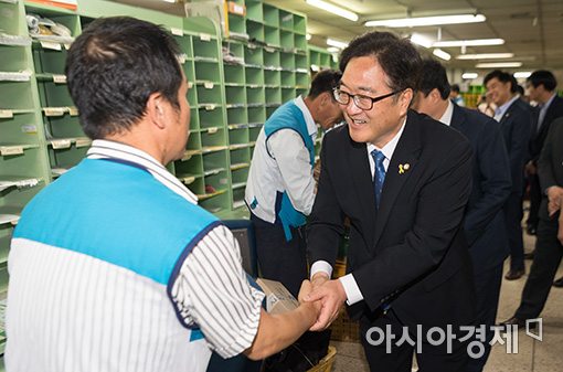 [포토]우원식 원내대표, 공공부문 일자리 현장 방문