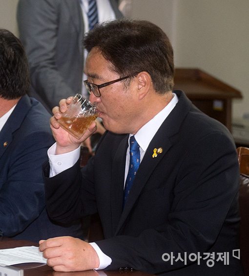 [포토]늦어지는 공공부문 일자리 추경, 물 마시는 우원식