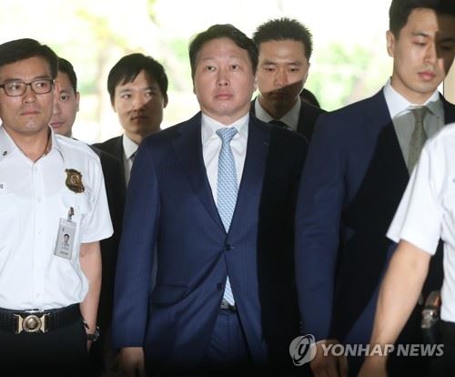 '굳은표정·묵묵부답' 6시간 증인신문 끝낸 최태원 SK 회장