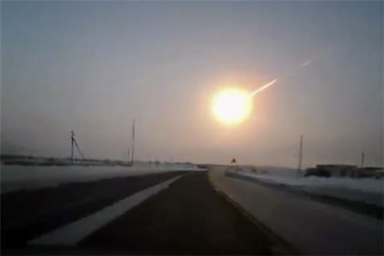 지난 2013년, 러시아 첼랴빈스크에 떨어진 소행성 파편 모습(사진=AP연합뉴스)