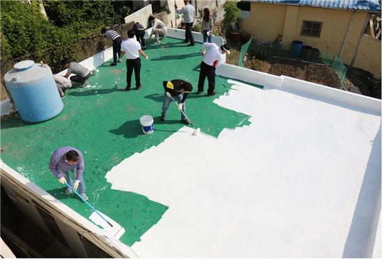 한 페인트사 직언들이 '쿨루프' 캠페인에 참여, 옥상에 페인트를 칠하고 있다. 아시아경제DB