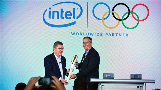 토마스 바흐 IOC 위원장(왼쪽)과 브라이언 크러재니치 인텔 CEO가 21일(현지시간) 미국 뉴욕에서 올림픽 공식 후원 협약을 발표한 뒤 밝게 웃고 있다. (사진=IOC 제공)