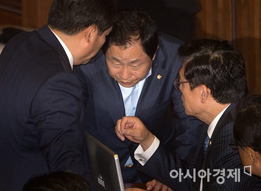 [포토]이야기 나누는 정우택·주광덕