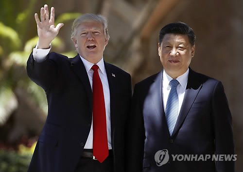 지난 4월 있었던 미중 정상회담 당시 미소짓고 있는 도널드 트럼프 미국 대통령과 시진핑 중국 국가 주석의 모습. 사진 = 연합뉴스