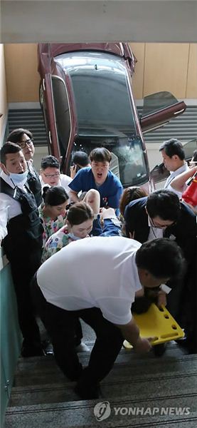 일산백병원에 차량 돌진…병원 유리창 뚫고 계단 아래로 추락