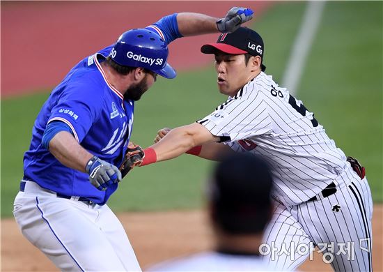 [포토]양석환, '피해도 소용없어'