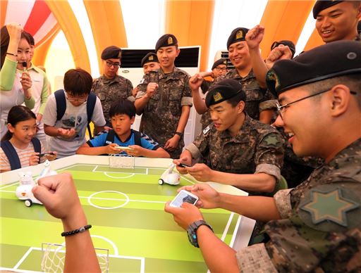 지난 2016년 6월, 철원초등학교를 방문한 티움 모바일에서 어린이와 인근 부대 병사들이 함께 ICT 체험 프로그램을 즐기는 모습.