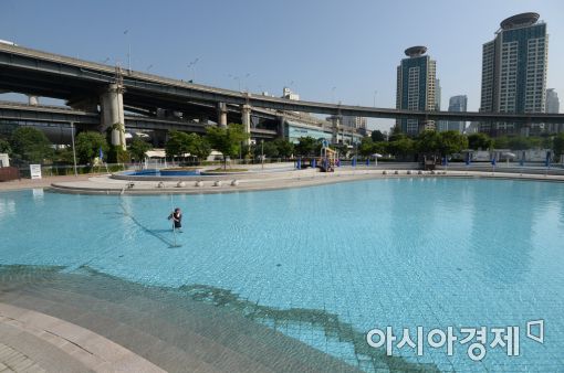 [포토]도심 속 한강 수영장 손님 맞이 준비