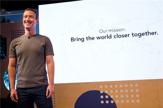 마크 저커버그 페이스북 최고경영자(CEO)가 22일(현지시간) 미국 시카고에서 열린 커뮤니티 서밋에서 '세상을 더 가깝게'라는 페이스북의 새 미션을 발표하고 있다.  (사진=저커버그 페이스북)
