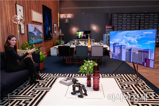 ▲브라질 상파울루 팔라시오 탕가라 호텔에서 열린 ‘QLED TV 론칭 이벤트’에서 삼성전자 모델이 2017년형 QLED TV를 소개하고 있다. (제공=삼성전자)
