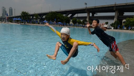 [포토]한강 수영장으로 '풍덩'