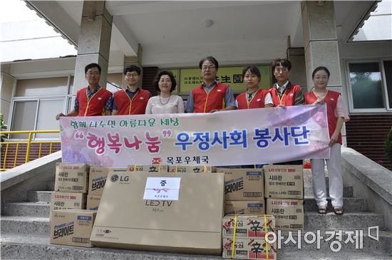 우정사회 봉사단원은 21일 사회복지법인 숭실공생복지재단을 방문해 TV 등 생활용품 전달식을 가졌다. 사진=전남지방우정청