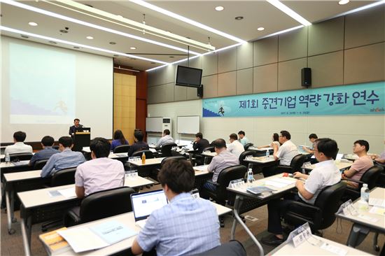 한국중견기업연합회은 22일부터 23일까지 이틀간 제 1회 중견기업 역량강화 연수를 열었다고 밝혔다.