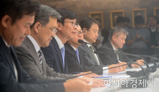김상조 공정거래위원장(왼쪽 세번째)와 4대그룹 최고위 경영진.