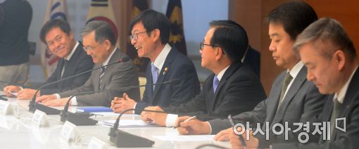 [포토]4대그룹 속 미소 짓는 김상조