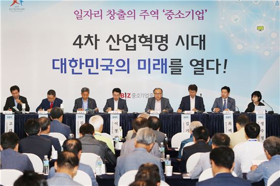 23일 중소기업중앙회는 제주 롯데호텔에서 '일자리 창출의 주역 '중소기업' - 4차 산업혁명 시대, 대한민국의 미래를 열다' 주제의 정책토론회를 열었다. 사진 왼쪽부터 고대진 IBK경제연구소 소장, 오석송 메타바이오메드 대표, 김문식 한국주유소협회 회장, 이정희 한국중소기업학회장, 한정화 한양대학교 교수, 김기찬 가톨릭대학교 교수, 최백준 틸론 대표, 정수정 중소기업연구원 연구위원.