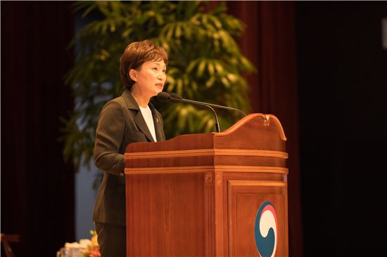 김현미 국토부 장관이 23일 정부세종청사에서 취임사를 하고 있다.