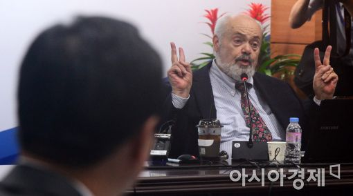 [포토]특강하는 가이 피터스