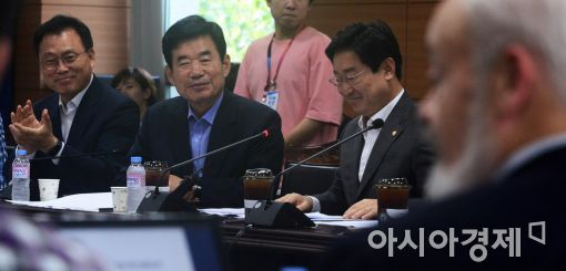 [포토]특강 경청하는 김진표