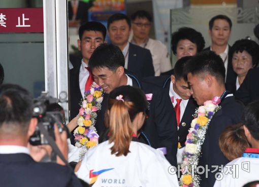 [포토]꽃목걸이 받는 북한 태권도 시범단 