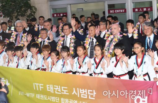 북한태권도시범단이 지난달 23일 김포공항을 통해 한국에 입국한 뒤 환영인사들과 사진촬영을 하고 있다 [사진=백소아 기자]