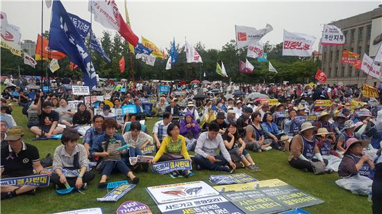 서울 중구 서울광장에서 수천명의 시민들이 참석한 가운데 24일 '사드 철회 평화행동' 집회가 열리고 있다.