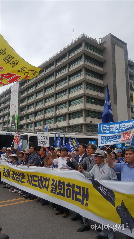 24일 '사드 철회 범국민평화행동' 집회에 참석한 시민들이 사드배치 결사 반대를 주장하며 서울 종로구 미국 대사관을 에워싸고 있다.