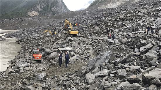25일 중국 남서부 쓰촨(四川)성에서 발생한 산사태 현장에 중장비를 갖춘 구조팀이 수색작업을 펼치고 있다. (사진출처=AP연합)