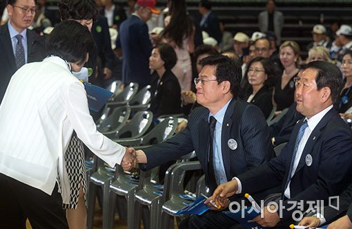 [포토]인사 나누는 추미애·정우택