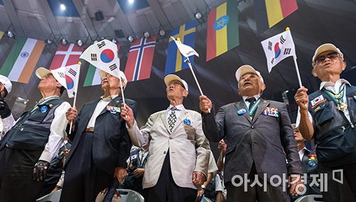 [포토]태극기 흔드는 6·25 참전용사들
