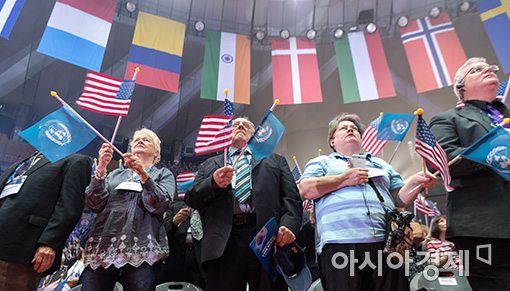[포토]태극기 흔드는 6·25 참전용사들