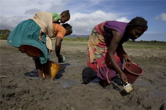 가뭄이 심화되면서 아프리카 케냐의 여성들은 물을 찾아 오지로 내몰리고 있다. 물을 둘러싼 부족간 지역간 갈등이 빈번해지는 상황에서, 여성을 향한 폭력도 심화된다. 아프리카의 여성 90%는 가족·부족이 사용할 물을 길어오는 노동을 한다.
