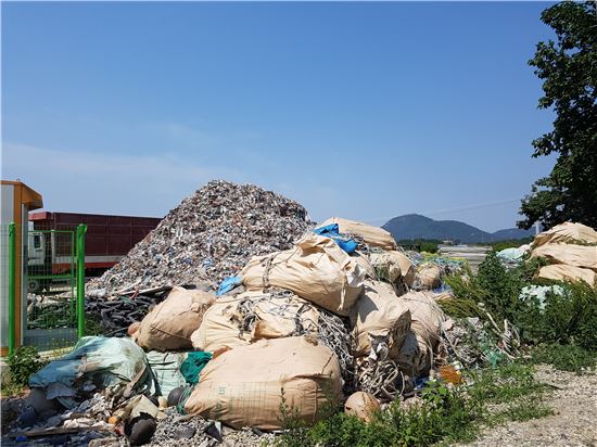 수십 년 간 폐비닐 소각…주민들 "고통 호소"…지자체 낮잠만