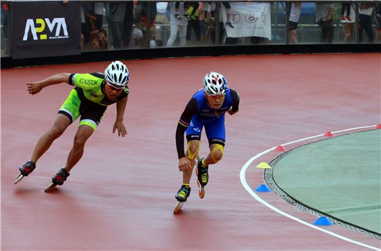 [포토] '젖먹던 힘까지 밀어줄게'‥인라인 계주