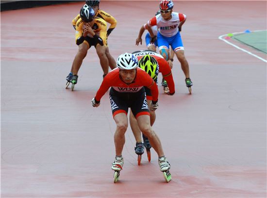 [포토] '젖먹던 힘까지 밀어줄게'‥인라인 계주