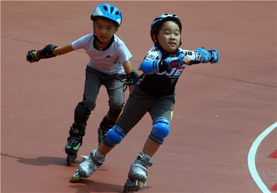 [포토] '1위는 즐거워' 무더위 이기는 초등생 인라인 대회