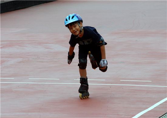 [포토] '1위는 즐거워' 무더위 이기는 초등생 인라인 대회