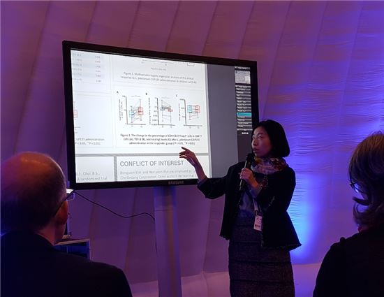 CJ제일제당과 공동으로 김치유산균 임상시험을 진행한 삼성서울병원 김지현 교수가 6월20일 핀란드 헬싱키에서 열린 2017 유럽알레르기학술대회에서 ‘김치에서 추출한 피부유산균 CJLP133의 아토피피부염 개선 효과’에 대한 발표를 하고 있다.
 
