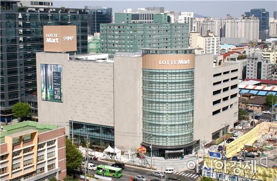 코스트코 겨냥하는 롯데마트…서울 양평점 '최저가 전쟁' 나섰다