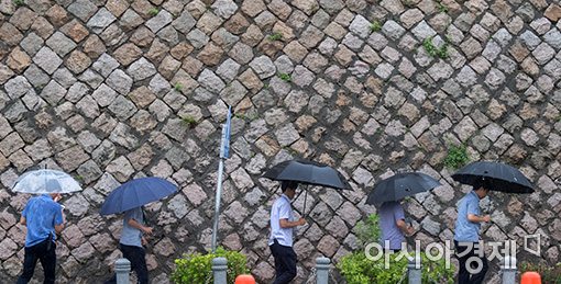 [포토]돌담길 아래 나란한 우산