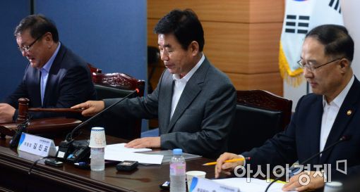 [포토]의사봉 두드리는 김진표 위원장