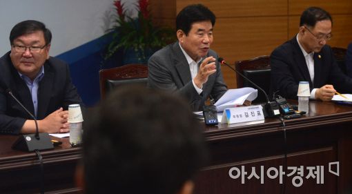 [포토]회의 주재하는 김진표 위원장
