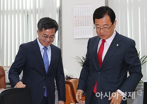 [포토]"추경 부탁하려 왔습니다"